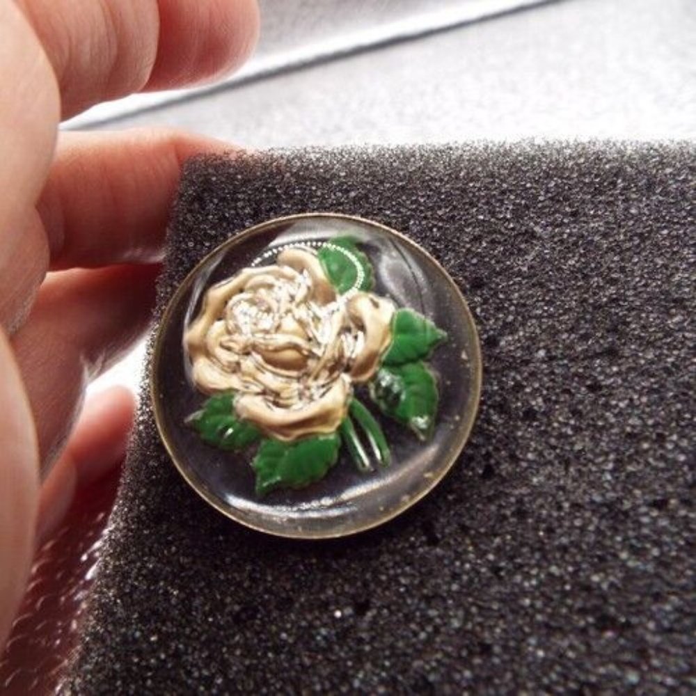 VINTAGE 1950'S ESTATE 3-D WHITE ROSE GLASS BUBBLE ROUND PIN 59